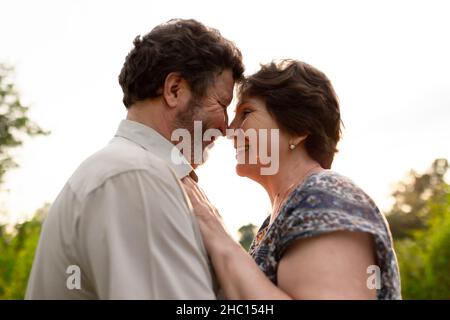 Coppia matura felice. Data e passeggiata, ritratto di due coniugi. Vista frontale. Foto Stock
