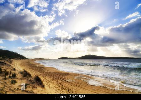 Dune di sabbia sulla spiaggia di Fingal della baia di Fingal verso l'isola di Shark al parco nazionale di Tomaree nella costa di Port Stephens dell'Australia. Foto Stock