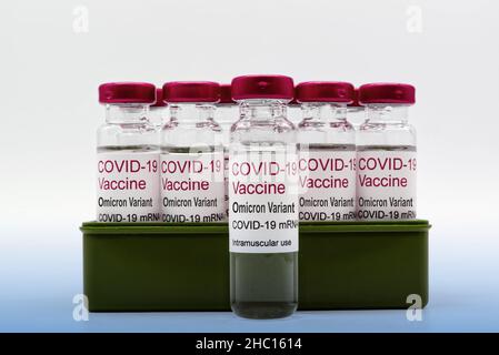 Flaconcini di vetro con vaccino Covid-19 variante Omicron. Foto Stock