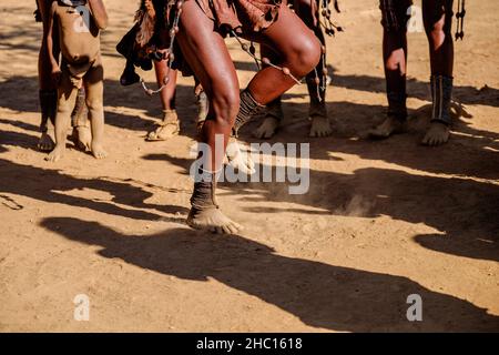 Il tribu di Himba è una tribù semi-nomade, pastorale della Namibia settentrionale Foto Stock