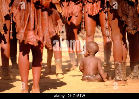 Il tribu di Himba è una tribù semi-nomade, pastorale della Namibia settentrionale Foto Stock