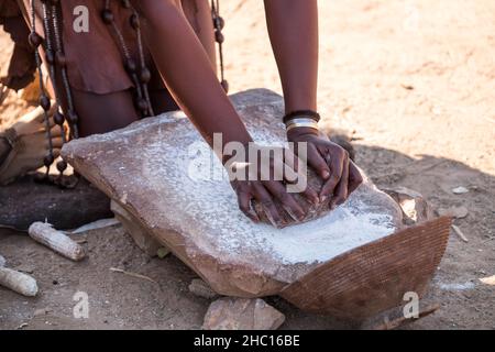 Il tribu di Himba è una tribù semi-nomade, pastorale della Namibia settentrionale Foto Stock