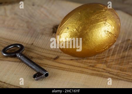 Uovo d'oro e chiave, concetto di successo Foto Stock