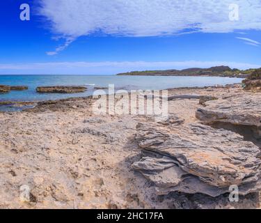 Oasi protetta dei laghi Alimini: Baia Turca. Questa costa della Puglia è uno degli ecosistemi più importanti del Salento (Italia). Foto Stock