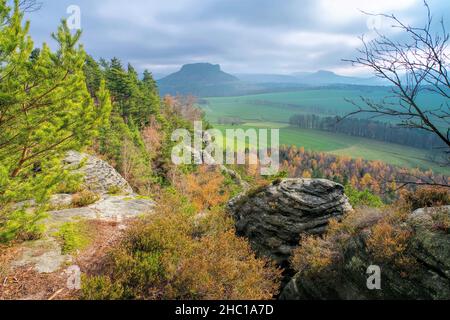 montagna Lilienstein vista dal monte Rauenstein in Elbe arenaria montagne, Germania Foto Stock