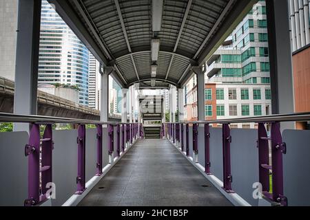 Bangkok, Thailandia 12.03.2021 rampa affascinante della stazione BTS di Chong Nonsi (SkyTrain) nel quartiere degli affari di Silom di Bangkok Foto Stock