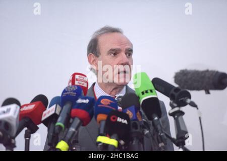 Vienna, Austria. 17th Dic 2021. Enrique Mora, vice segretario generale del Servizio europeo per l'azione esterna, parla ai giornalisti dopo una riunione della Commissione mista del piano d'azione globale congiunto (JCPOA) a Vienna, Austria, il 17 dicembre 2021. Venerdì si è conclusa la settima tornata dei colloqui nucleari in Iran. L'obiettivo dei colloqui è quello di riprendere l'attuazione del piano d'azione comune globale (JCPOA), denominato anche accordo nucleare del 2015. Credit: Guo Chen/Xinhua/Alamy Live News Foto Stock