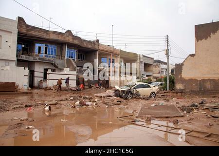 Erbil, Iraq. 17th Dic 2021. La gente è vista in un'area colpita dalle inondazioni che hanno colpito Erbil, nel nord dell'Iraq, il 17 dicembre 2021. Il bilancio delle vittime di inondazioni improvvise causate da piogge torrenziali nel nord dell'Iraq è salito a 11 il venerdì. Credit: Dalshad al-Daloo/Xinhua/Alamy Live News Foto Stock