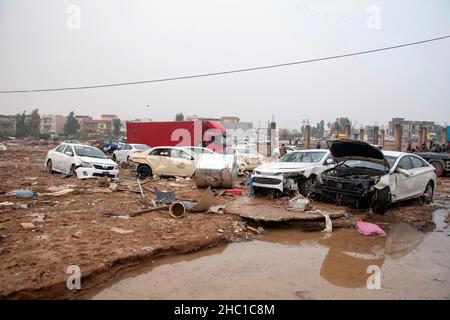 Erbil, Iraq. 17th Dic 2021. I veicoli sono stati danneggiati a seguito di inondazioni in flash a Erbil, nel nord dell'Iraq, il 17 dicembre 2021. Il bilancio delle vittime di inondazioni improvvise causate da piogge torrenziali nel nord dell'Iraq è salito a 11 il venerdì. Credit: Dalshad al-Daloo/Xinhua/Alamy Live News Foto Stock