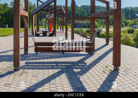 Moderne installazioni in legno sulla piazza principale della città. Polva, Estonia. Foto Stock