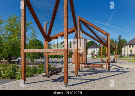 Moderne installazioni in legno sulla piazza principale della città. Polva, Estonia. Foto Stock