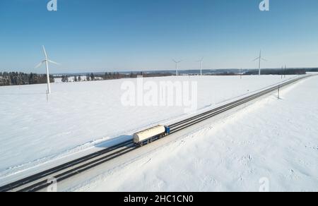 Carro armato su sfondo invernale antenna sopra drone vista Foto Stock