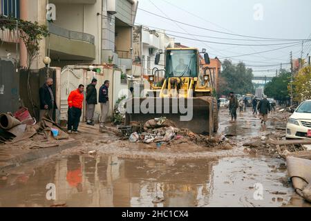 Erbil, Iraq. 17th Dic 2021. Un bulldozer rimuove i detriti su una strada dopo le inondazioni flash a Erbil, nel nord dell'Iraq, il 17 dicembre 2021. Il bilancio delle vittime di inondazioni improvvise causate da piogge torrenziali nel nord dell'Iraq è salito a 11 il venerdì. Credit: Dalshad al-Daloo/Xinhua/Alamy Live News Foto Stock