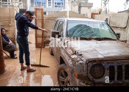 Erbil, Iraq. 17th Dic 2021. Un uomo pulisce una casa dopo le inondazioni flash a Erbil, nel nord dell'Iraq, il 17 dicembre 2021. Il bilancio delle vittime di inondazioni improvvise causate da piogge torrenziali nel nord dell'Iraq è salito a 11 il venerdì. Credit: Dalshad al-Daloo/Xinhua/Alamy Live News Foto Stock