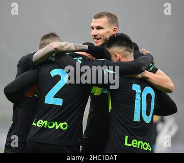 Milano, Italia. 22nd Dic 2021. Denzel Dumfries del FC Inter celebra il suo obiettivo con i suoi compagni di squadra durante una partita di calcio della Serie A tra il FC Inter e Torino a Milano, Italia, il 22 dicembre 2021. Credit: Str/Xinhua/Alamy Live News Foto Stock