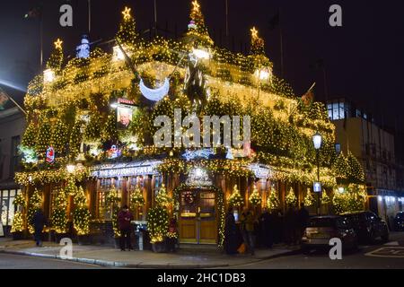 Luci e alberi di Natale al pub Churchill Arms di Kensington. Londra, Regno Unito 15th dicembre 2021. Foto Stock