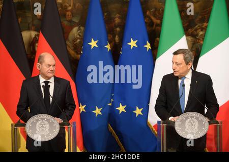 Roma, Italia. 20th Dic 2021. Il primo ministro italiano Mario Draghi (R) e il cancelliere tedesco OLAF Scholz partecipano a una conferenza stampa congiunta a Roma il 20 dicembre 2021. L'Italia e la Germania probabilmente avvicineranno le loro posizioni sul modo in cui esamineranno rispettivamente le regole fiscali dell'Unione europea, ha detto lunedì il primo ministro italiano Mario Draghi dopo il suo primo incontro con il nuovo cancelliere tedesco OLAF Scholz. Credit: Str/Xinhua/Alamy Live News Foto Stock