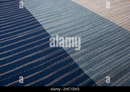 Primo piano di tessitura di scialle tessute a mano, tinto indaco di cotone tailandese Foto Stock