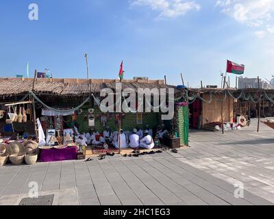 Gruppo di pescatori arabi tradizionali seduti nel villaggio culturale di Katara a Doha, Qatar luce del giorno durante Katara undicesimo festival tradizionale dhow Foto Stock