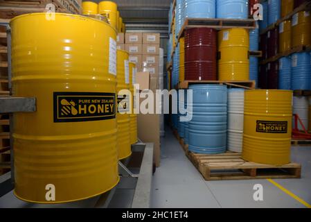 GREYMOUTH, NUOVA ZELANDA, 1 SETTEMBRE 2021: Fusti di miele alla rinfusa in una fabbrica commerciale di miele Foto Stock