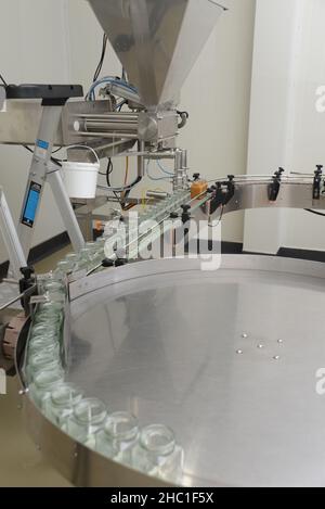 Vasetti di miele cremato in una linea di confezionamento presso una fabbrica commerciale di miele Foto Stock