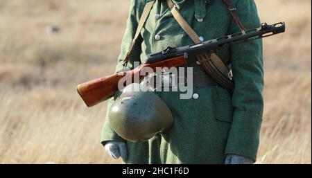 4K seconda guerra mondiale Soldato tedesco Holding sovietico russo Sub-macchina Gun. Arma di presa del soldato. Munizioni militari tedesche di Un soldato tedesco del WW2 Foto Stock