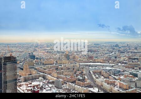 Le aree urbane e le autostrade sono coperte di neve. Vita quotidiana della città, vista dall'alto di Mosca in una giornata invernale, fotografia aerea Foto Stock