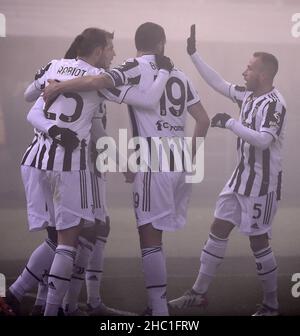 Bologna, Italia. 18th Dic 2021. Alvaro Morata del FC Juventus (2nd L) celebra il suo obiettivo con i compagni di squadra durante una partita di calcio della Serie A tra Bologna e il FC Juventus a Bologna, 18 dicembre 2021. Credit: Denny/Denny/Denny Live News Foto Stock