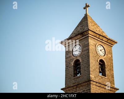 vista laterale della facciata di una torre con campanile e orologio Foto Stock