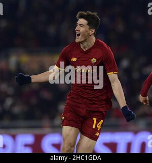 Roma, Italia. 22nd Dic 2021. L'Eldor Shomurodov di Roma festeggia il suo obiettivo durante una partita di calcio tra Roma e Sampdoria a Roma il 22 dicembre 2021. Credit: Augusto Casasoli/ Xinhua/Alamy Live News Foto Stock