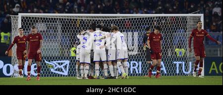 Roma, Italia. 22nd Dic 2021. I giocatori di Sampdoria celebrano l'obiettivo di Manolo Gabbiadini durante una serie Di partite di calcio tra Roma e Sampdoria a Roma il 22 dicembre 2021. Credit: Augusto Casasoli/ Xinhua/Alamy Live News Foto Stock