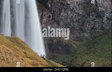 Seljalandfoss cascata in Islanda lunga esposizione con scale di legno Foto Stock