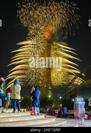 Doha, Qatar. 17th Dic 2021. La gente guarda i fuochi d'artificio alla vigilia della Giornata Nazionale del Qatar a Doha, Qatar, il 17 dicembre 2021. Il Qatar celebrerà la sua Giornata Nazionale il 18 dicembre. Credit: Nikku/Xinhua/Alamy Live News Foto Stock