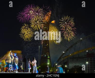 Doha, Qatar. 17th Dic 2021. La gente guarda i fuochi d'artificio alla vigilia della Giornata Nazionale del Qatar a Doha, Qatar, il 17 dicembre 2021. Il Qatar celebrerà la sua Giornata Nazionale il 18 dicembre. Credit: Nikku/Xinhua/Alamy Live News Foto Stock