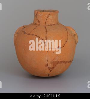 (211218) -- ZHENGZHOU, 18 dicembre 2021 (Xinhua) -- la foto di archivio mostra un vaso di argilla trovato nel sito culturale di Peiligang a Xinzheng, provincia centrale di Henan della Cina. Gli archeologi hanno detto venerdì che avevano trovato le prime prove della gente cinese che usava monascus per fare l'alcool in vasi di argilla di 8.000 anni scoperti nella Cina centrale. Peiligang è una delle prime rovine del villaggio in Cina, risalente a circa 8.000 anni fa. Fornisce importanti prove per studi sull'origine e lo sviluppo dell'agricoltura, della ceramica, dell'industria tessile e delle tecniche di produzione dell'alcol nell'antica tim Foto Stock