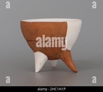 (211218) -- ZHENGZHOU, 18 dicembre 2021 (Xinhua) -- la foto mostra un pezzo di ceramica trovato nel sito culturale di Peiligang a Xinzheng, provincia centrale di Henan della Cina. Gli archeologi hanno detto venerdì che avevano trovato le prime prove della gente cinese che usava monascus per fare l'alcool in vasi di argilla di 8.000 anni scoperti nella Cina centrale. Peiligang è una delle prime rovine del villaggio in Cina, risalente a circa 8.000 anni fa. Fornisce importanti prove per studi sull'origine e lo sviluppo dell'agricoltura, della ceramica, dell'industria tessile e delle tecniche di produzione dell'alcool in anc Foto Stock