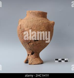 (211218) -- ZHENGZHOU, 18 dicembre 2021 (Xinhua) -- la foto di archivio mostra un vaso di argilla trovato nel sito culturale di Peiligang a Xinzheng, provincia centrale di Henan della Cina. Gli archeologi hanno detto venerdì che avevano trovato le prime prove della gente cinese che usava monascus per fare l'alcool in vasi di argilla di 8.000 anni scoperti nella Cina centrale. Peiligang è una delle prime rovine del villaggio in Cina, risalente a circa 8.000 anni fa. Fornisce importanti prove per studi sull'origine e lo sviluppo dell'agricoltura, della ceramica, dell'industria tessile e delle tecniche di produzione dell'alcol nell'antica tim Foto Stock