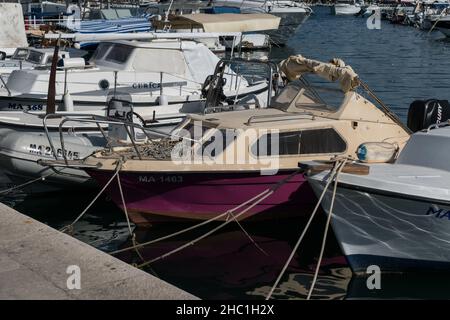 Ormeggiate barche al porto nella città di Makarska, Dalmazia, Croazia. Foto Stock