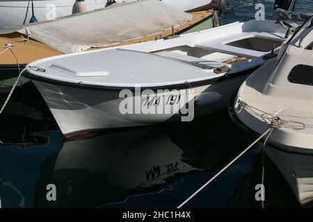 Ormeggiate barche al porto nella città di Makarska, Dalmazia, Croazia. Foto Stock