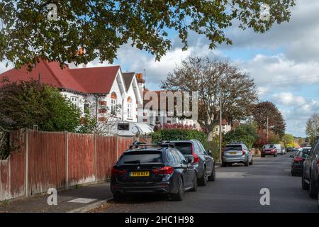 Tipica vista sulla strada residenziale di Surrey. Tillingbourne Road nel villaggio di Shalford, Surrey, Inghilterra, Regno Unito, con case e auto parcheggiate. Foto Stock