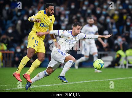 Madrid, Spagna. 19th Dic 2021. Eden Hazard (R) di Real Madrid vibra con Carlos Akapo di Cadice durante una partita di calcio spagnola di prima divisione tra Real Madrid e Cadice CF a Madrid, Spagna, 19 dicembre 2021. Credit: Gustavo Valiente/Xinhua/Alamy Live News Foto Stock