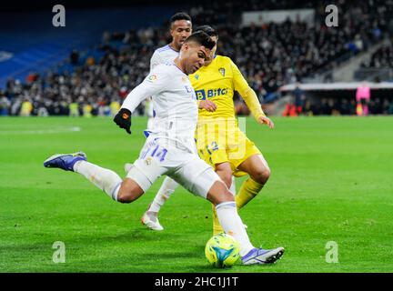 Madrid, Spagna. 19th Dic 2021. Real Madrid's Casemiro (front) compete durante una partita di calcio spagnola di prima divisione tra Real Madrid e Cadiz CF a Madrid, Spagna, 19 dicembre 2021. Credit: Gustavo Valiente/Xinhua/Alamy Live News Foto Stock