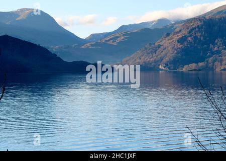 Vista sul lago di Ullswater in Cumbria, il Lake District Nation Park. Luce del mattino, la vista è caduta con una leggera nebbia. Riflessi blu. Foto Stock