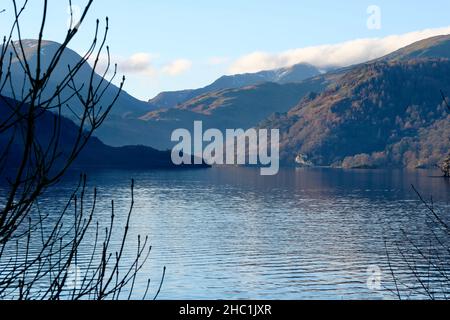 Vista sul lago di Ullswater in Cumbria, il Lake District Nation Park. Luce del mattino, la vista è caduta con una leggera nebbia. Riflessi blu. Foto Stock