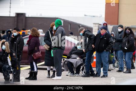 (211221) -- MISSISSAUGA (CANADA), 21 dicembre 2021 (Xinhua) -- le persone che indossano maschere facciali si allineano per ricevere il vaccino COVID-19 al di fuori di una clinica di vaccini mobili a Mississauga, Ontario, Canada, il 21 dicembre 2021. Il Canada ha segnalato 9.597 nuovi casi COVID-19 martedì pomeriggio, portando il totale cumulativo a 1.907.180 casi con 30.082 morti, secondo CTV. (Foto di Zou Zheng/Xinhua) Foto Stock