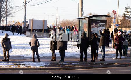 (211221) -- MISSISSAUGA (CANADA), 21 dicembre 2021 (Xinhua) -- le persone che indossano maschere facciali si allineano per ricevere il vaccino COVID-19 al di fuori di una clinica di vaccini mobili a Mississauga, Ontario, Canada, il 21 dicembre 2021. Il Canada ha segnalato 9.597 nuovi casi COVID-19 martedì pomeriggio, portando il totale cumulativo a 1.907.180 casi con 30.082 morti, secondo CTV. (Foto di Zou Zheng/Xinhua) Foto Stock