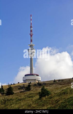 JESENIKY, REPUBBLICA CECA - 12 SETTEMBRE 2010: Trasmettitore TV sulla collina di Praded in montagne Jeseniky, Repubblica Ceca Foto Stock