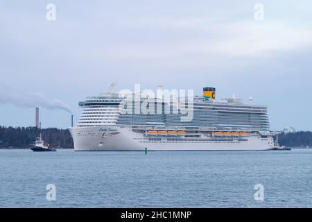 Nave da crociera alimentata da GNL Costa Toscana che parte da Turku dopo la consegna dal cantiere Meyer Turku il 3 dicembre 2021. Foto Stock