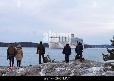 Nave da crociera alimentata da GNL Costa Toscana che parte da Turku dopo la consegna dal cantiere Meyer Turku il 3 dicembre 2021. Foto Stock