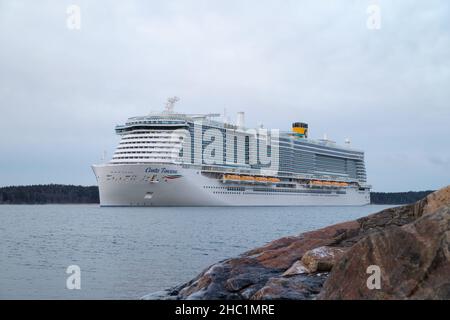 Nave da crociera alimentata da GNL Costa Toscana che parte da Turku dopo la consegna dal cantiere Meyer Turku il 3 dicembre 2021. Foto Stock